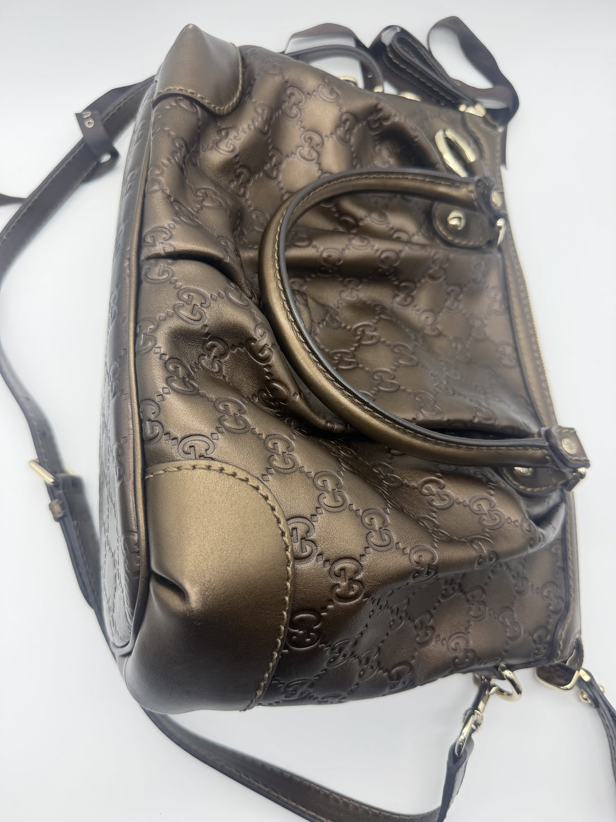 Rear view of the bag with the detachable shoulder strap laid out