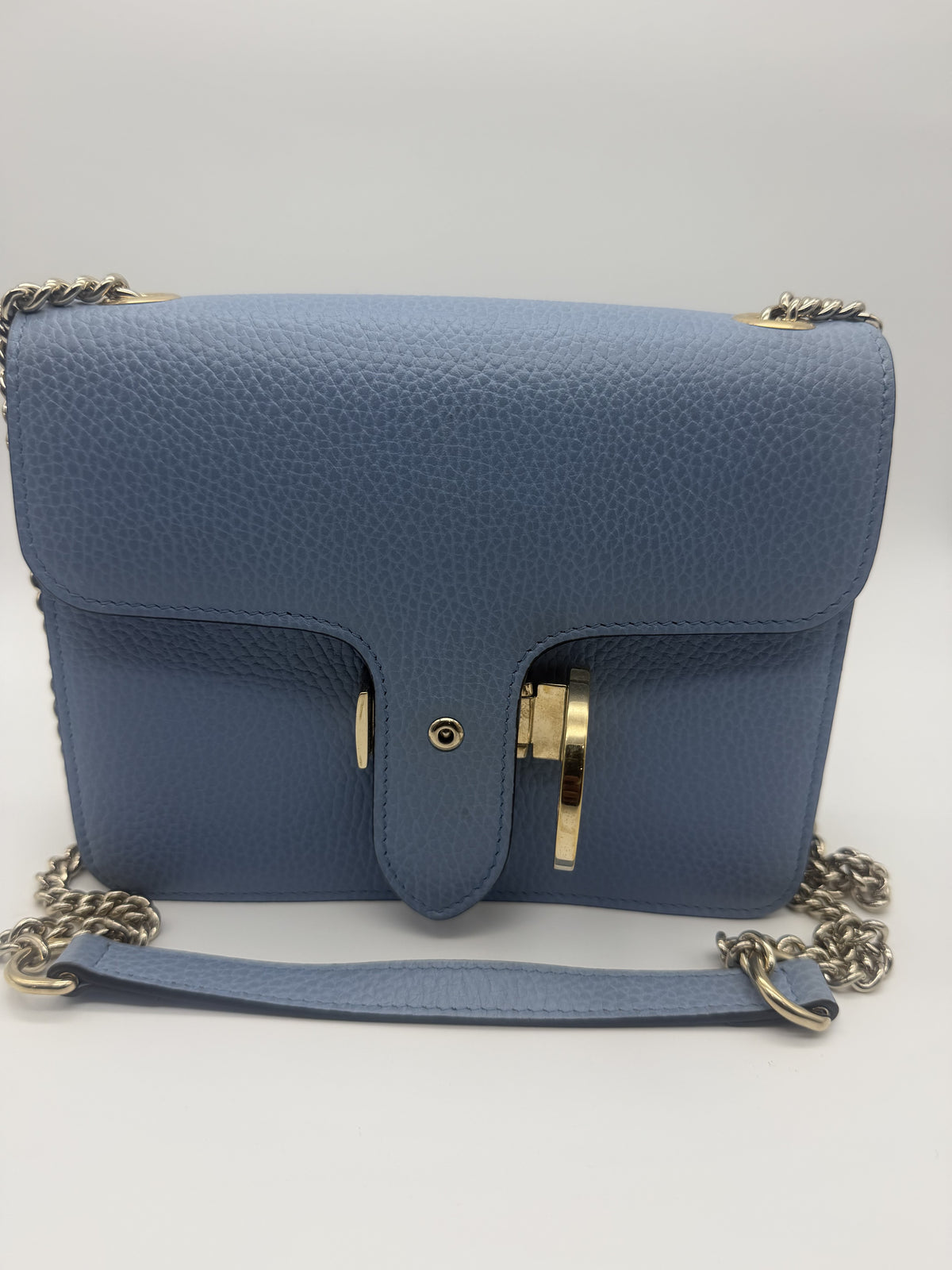 Front of the Gucci Interlocking GG Small with the leather shoulder pad and chain laid out below