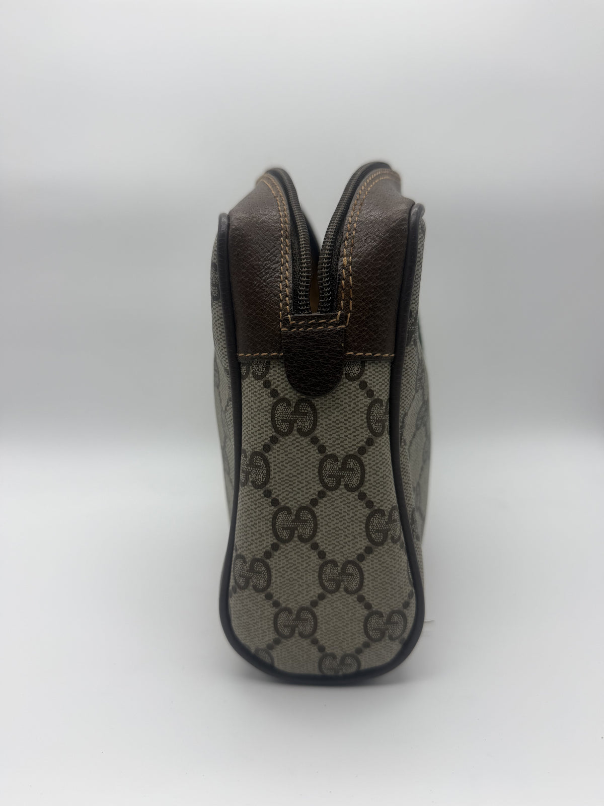 Opposite side profile of the pouch