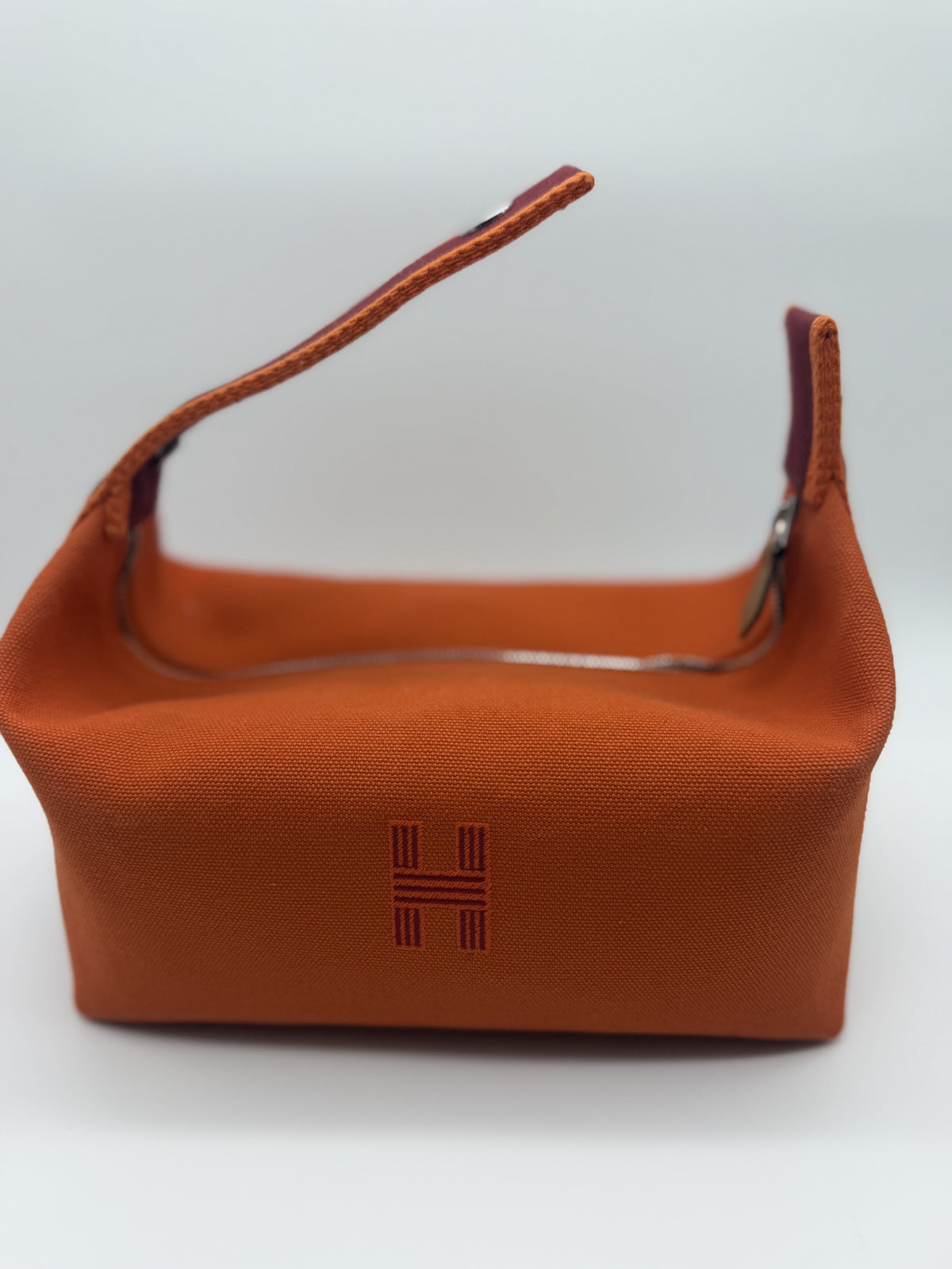 Base of the case with the bordeaux strap wrapping underneath