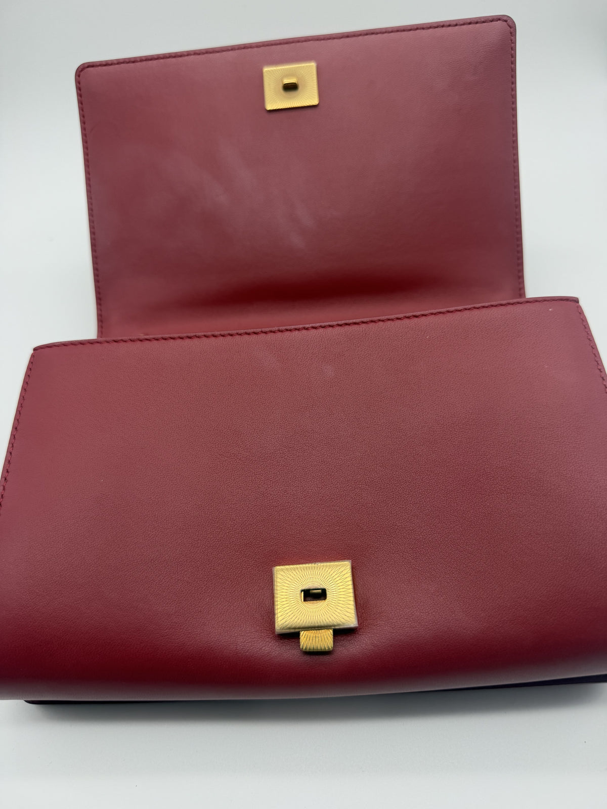 Interior flap and body showing the light surface marks named in the grade