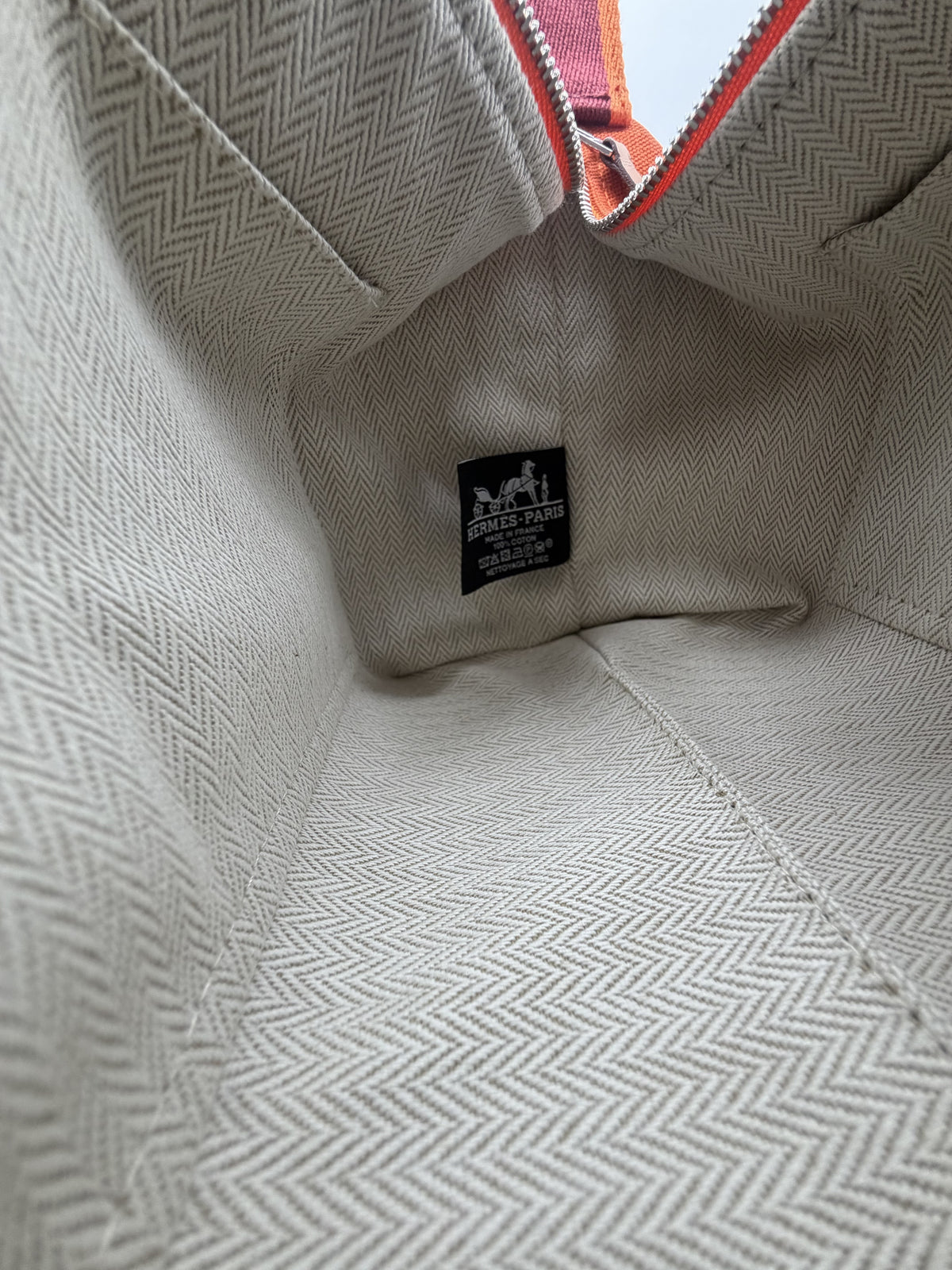 Interior lined in ecru herringbone cotton, with the black HERMÈS-PARIS label, Made in France, 100% coton