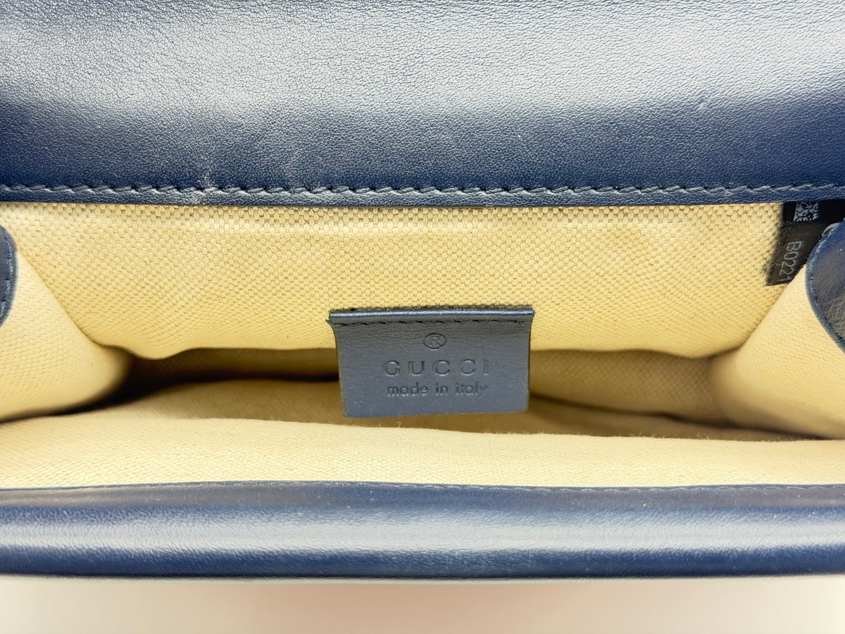 Beige canvas lining with the Gucci made in Italy leather tab